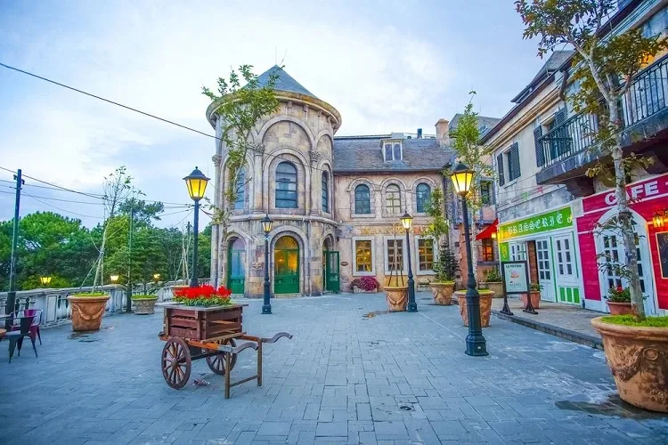 Group Tour: Da Nang and Ba Na Hills Golden Bridge